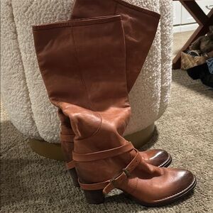 Brown Heeled Boots with Classic Western Design and Medium Height Heel
